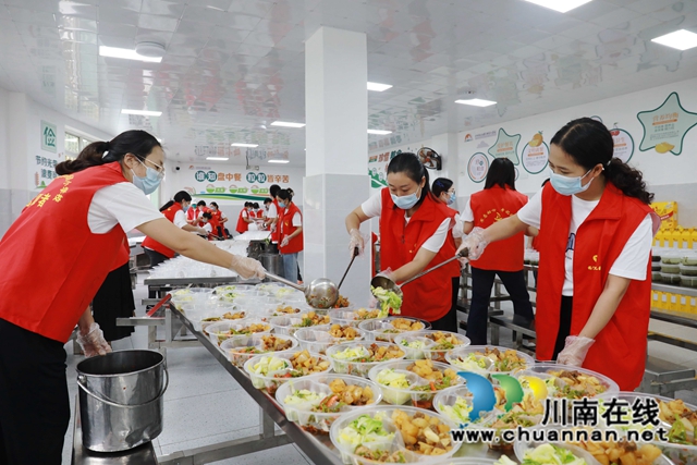 3教师志愿者正在分餐.JPG