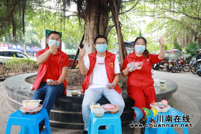 6一线志愿者们拿到节日午餐.JPG