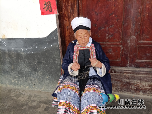 老婆婆整理麻线.jpg