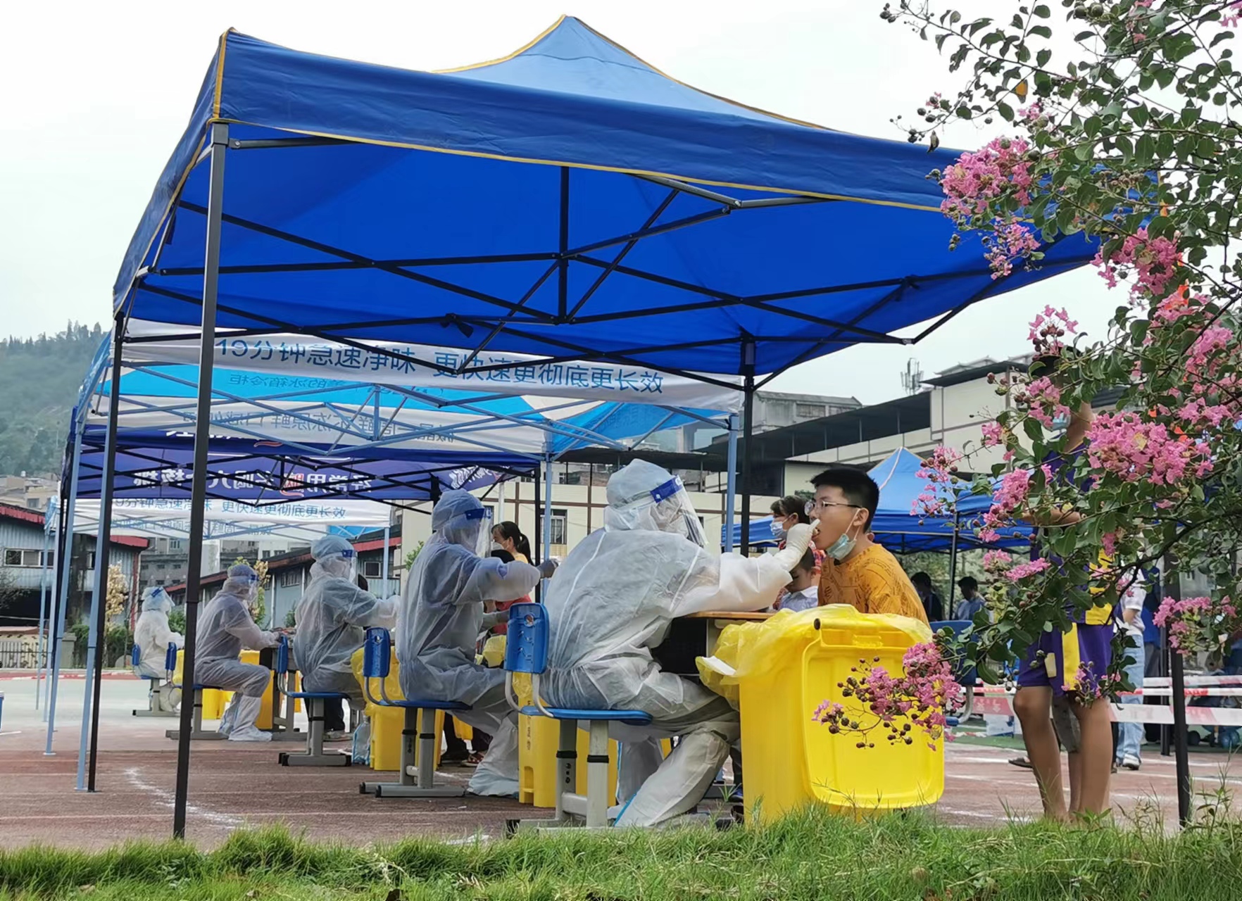 古蔺:同心助抗疫,侨眷显担当(图4) 采样中的吴转平(左一).jpg