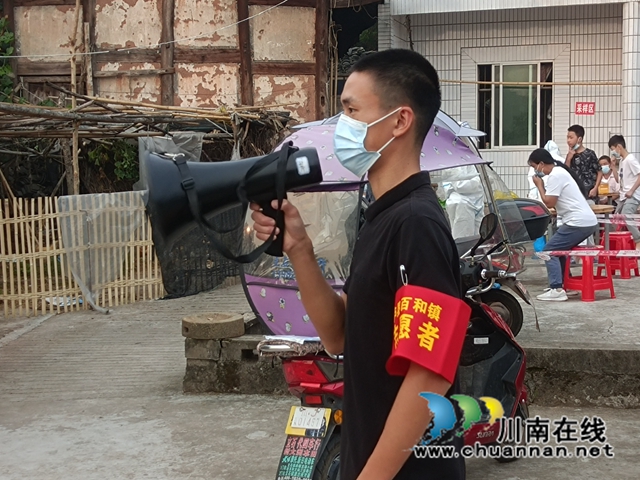 泸县百和镇:青春“志愿红”,记录抗疫的这些日子(图3) 鄢书文正在现场维护秩序.jpg