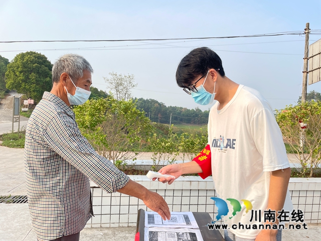 泸县百和镇:青春“志愿红”,记录抗疫的这些日子(图4) 罗明杰正在开展测温工作.jpg