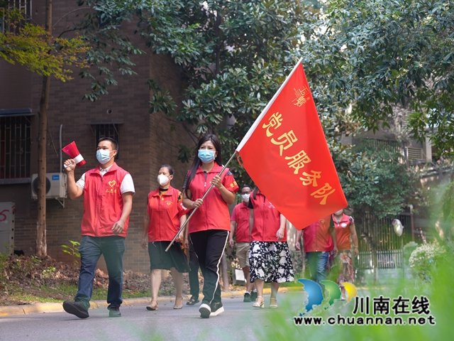 泸县党员志愿者服务队在县区巡逻宣传.JPG