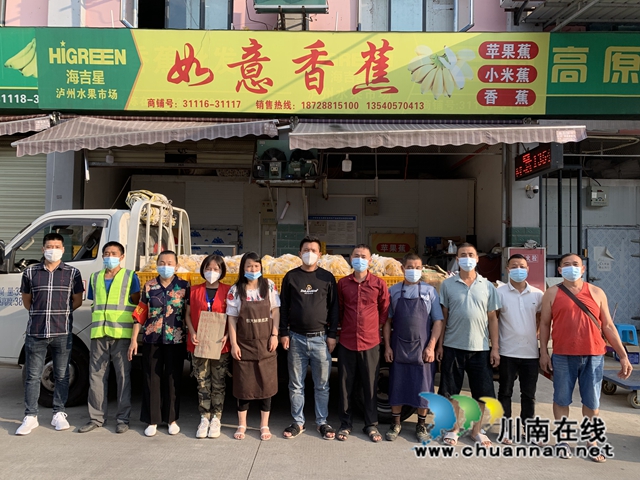 同心抗疫!海吉新城商户向龙马潭区鱼塘街道抗疫工作者捐赠4000余斤水果(图2) 2.jpg