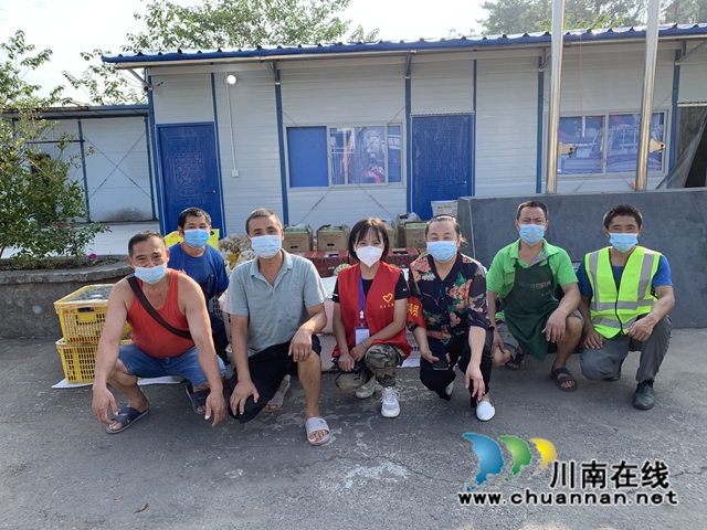 同心抗疫!海吉新城商户向龙马潭区鱼塘街道抗疫工作者捐赠4000余斤水果(图3) 3.jpg