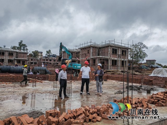 泸县:弘扬救灾精神,重建美好家园(图3) 得胜镇桐乐村援建干部在施工现场(曾佐然摄).jpg