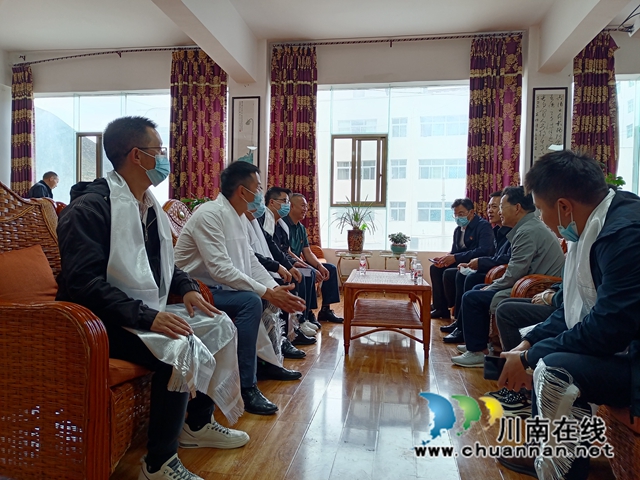 甘孜州乡城县慰问组看望慰问泸州市援藏干部人才