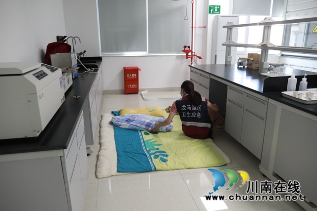 王顺民和她的地铺.JPG