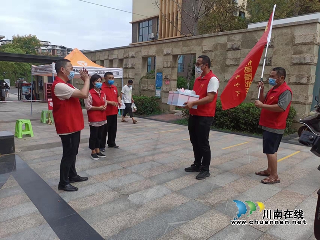 泸县退役军人事务局赠送生日蛋糕（陈俐瑾摄）.jpg