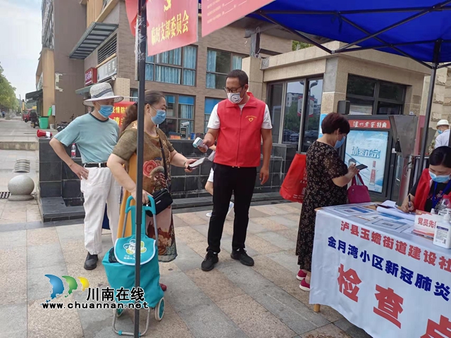 退役老兵邱敏在做志愿服务1（陈俐瑾摄）.jpg