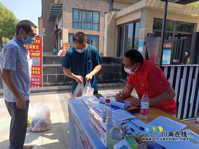 退役老兵邱敏在做志愿服务（陈俐瑾摄）.jpg