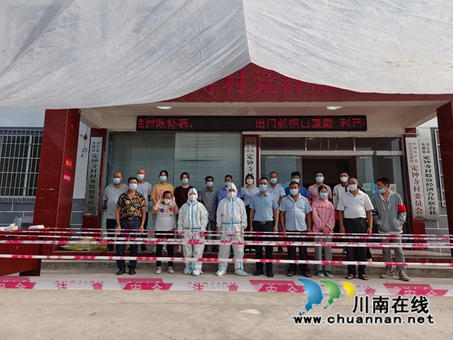 张荣祥在定钟寺村核实采样点位上合影.jpg