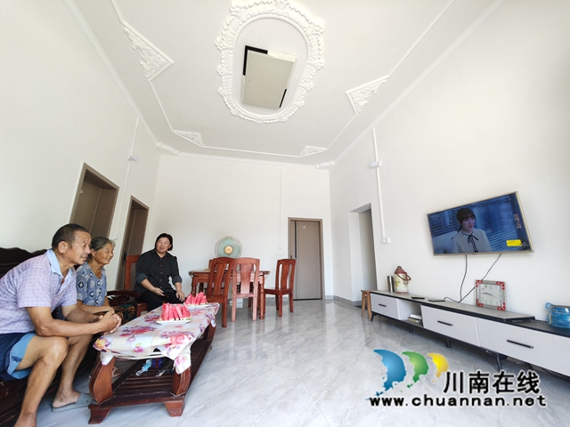 护松村李光林在看电视（曾佐然摄）.jpg