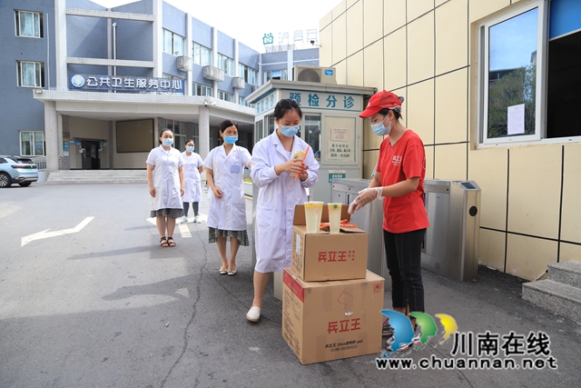 泸县云龙镇：爱心茶饮送一线，助力抗疫暖人心