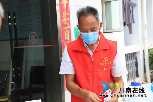 泸县云龙镇：“老中青”党员齐上阵，共筑防疫“红色堡垒”