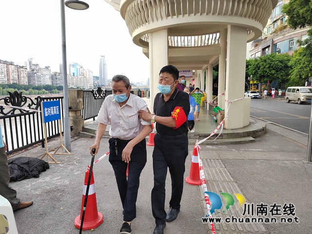 龙马潭区:党旗飘扬,同谱战“疫”之歌(图5) 退休老党员开展志愿服务.jpg