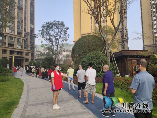 王桂兰引导居民有序排队参与全员核酸.jpg
