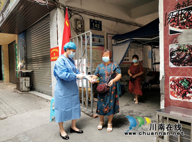 李静在值守工作中.jpg