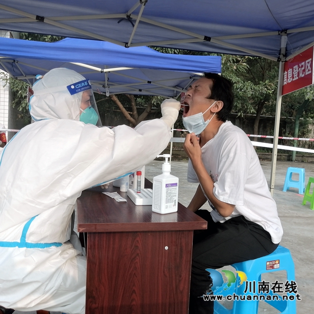 姚小燕在为群众检测核酸1.jpg