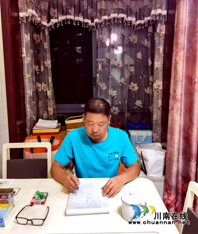潘勤在撰写抗疫诗词.jpg