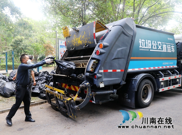 志愿者清运垃圾.jpg
