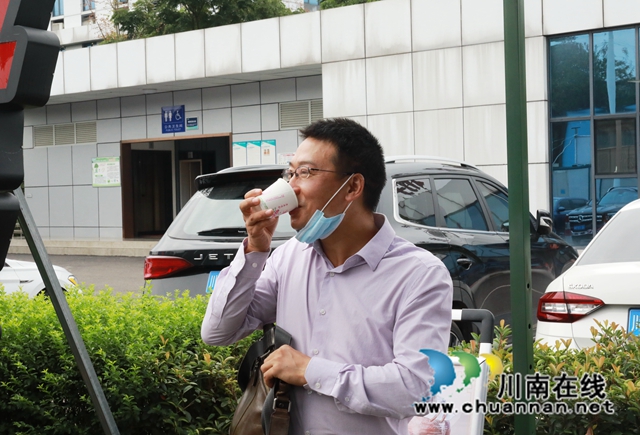 11喝汤药的群众.JPG