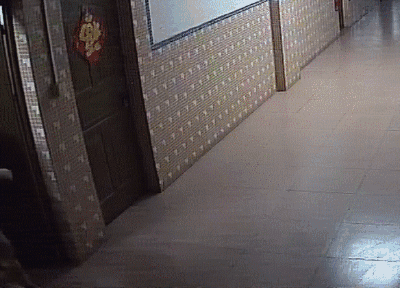 “泸州奇葩劫匪索吻：亲我一口就放你走”