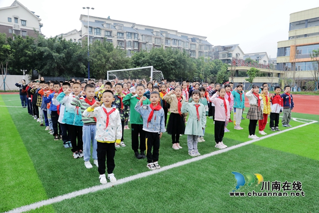 孩子们正在宣誓.JPG