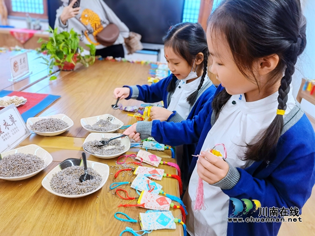 天立春雨学校一年级入学活动，孩子们自己动手选取准备好的香料，装入香囊袋子里面，并佩戴在身上.jpg