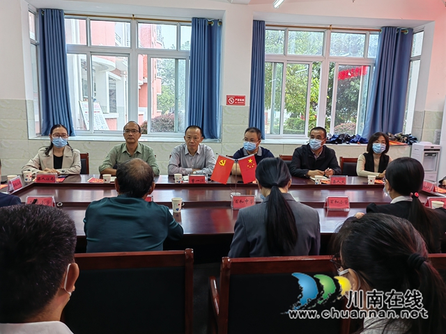 泸县人大常委会副主任曾一洴带队走访慰问百和镇教师 .jpg