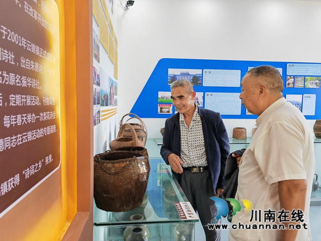 参观老物件（曾佐然摄）.jpg