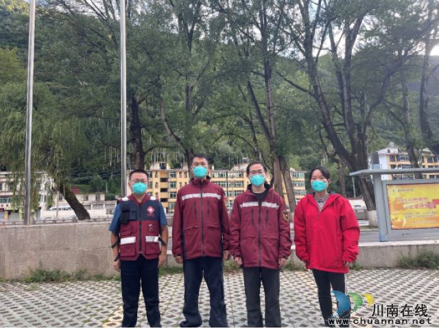 nEO_IMG_左一：刘平  右一：刘欢.jpg