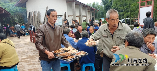 纳溪:脱贫村200名老人欢欢喜喜庆重阳(图5) 图六.jpg