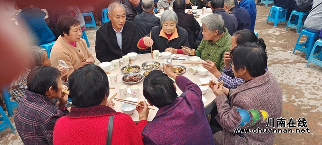 纳溪:脱贫村200名老人欢欢喜喜庆重阳(图3) 图五 (1).jpg