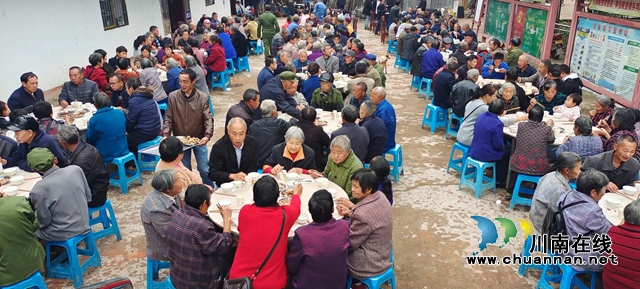 纳溪：脱贫村200名老人欢欢喜喜庆重阳
