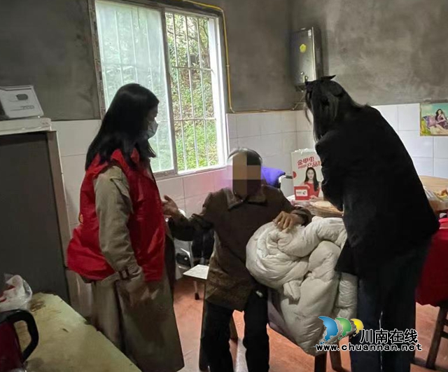 泸州“金甲虫爱心基金”寒秋送温暖