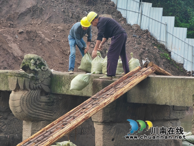 维修现场（曾佐然摄）.jpg