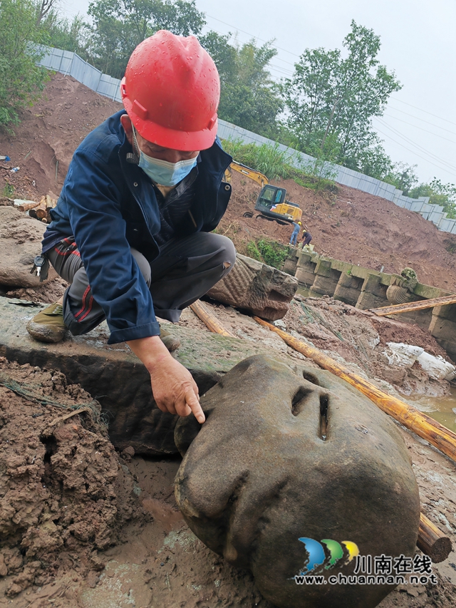 李安文介绍猴头石雕（曾佐然摄）.jpg