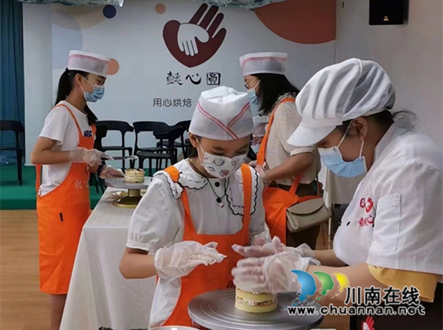 泸州民盟盟员企业举办“DIY蛋糕”迎国庆活动