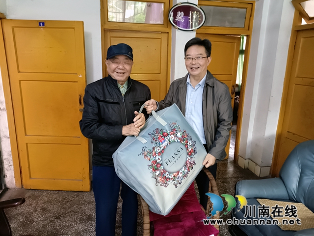 看望龙云明老会员.jpg