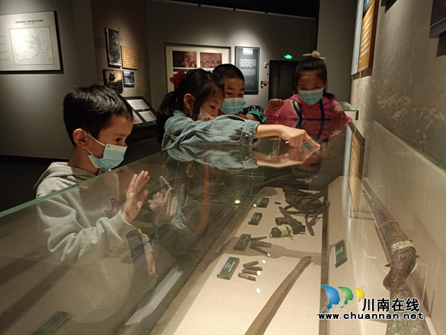 江阳区北城街道东门口社区开展爱国研学教育活动
