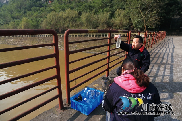 采集河水.jpg