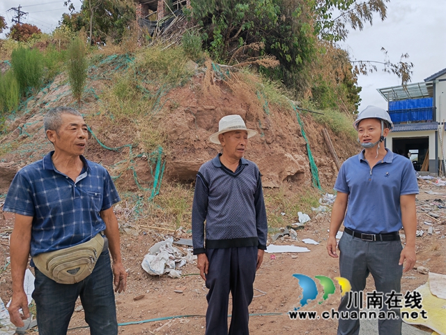 场镇重焕新生!泸县福集镇把“重建键”按成“进步键”(图6) 福集镇援建干部在施工现场(曾佐然摄).jpg
