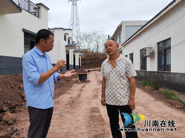 场镇重焕新生!泸县福集镇把“重建键”按成“进步键”(图7) 团仓村自建委开展工作(曾佐然摄).jpg