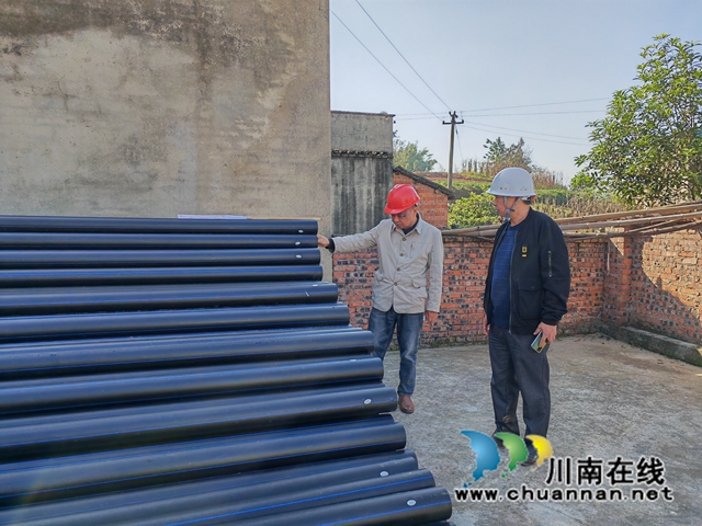 检查水管质量（曾佐然摄）.jpg