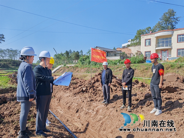 现场质量检查（曾佐然摄）.jpg