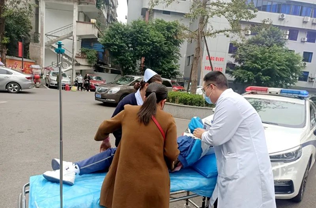 早高峰孩子突发疾病，泸州警民配合开出一条生命通道！