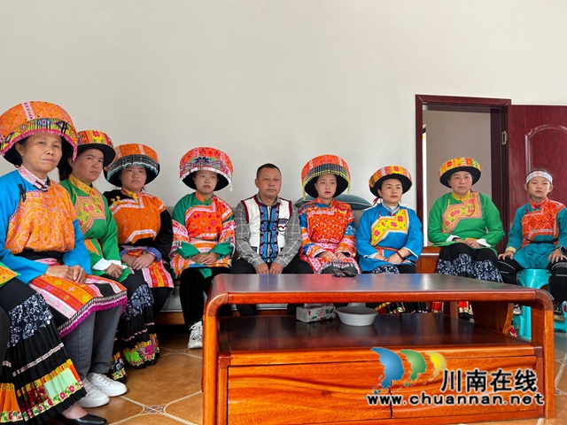 古蔺县大寨苗族乡干部群众收听收看党的二十大闭幕会特别报道