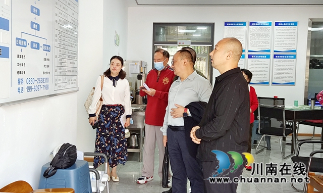 在龙马潭区玉带桥社区养老服务站调研.jpg