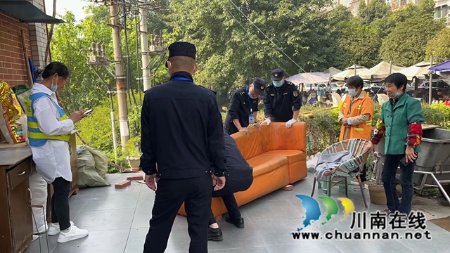 泸县综合行政执法局:专项整治齐发力,市容市貌展新颜(图3) 清理冱水路公厕门口烂沙发烂柜柜.jpg